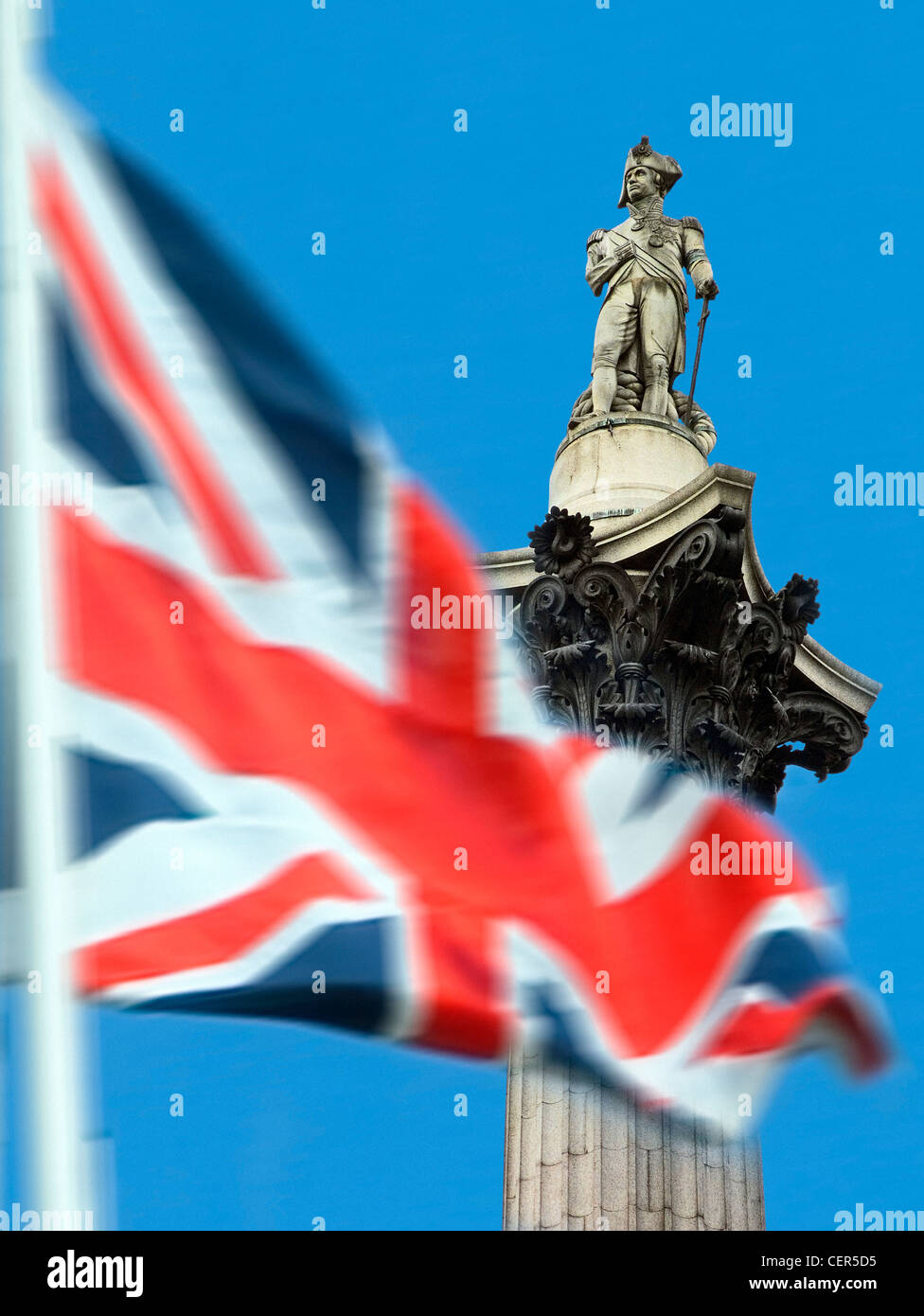 Union Jack con Nelson's colonna in background. La colonna è stata costruita tra il 1840 e il 1843 per commemorare l'ammiraglio Orazio Nelson" Foto Stock