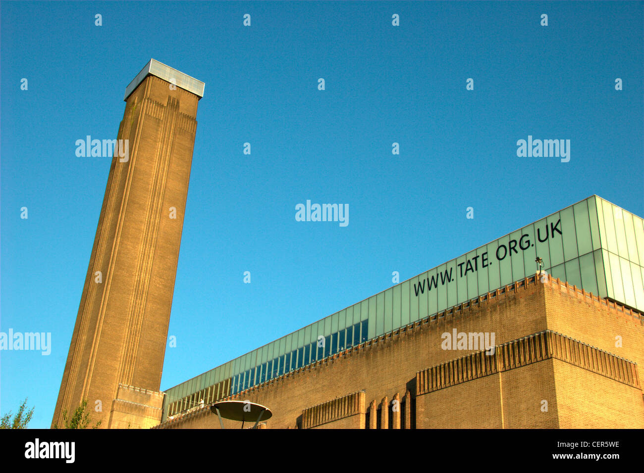 Esterno della Tate Modern a partire da un angolo basso in un giorno chiaro. Foto Stock