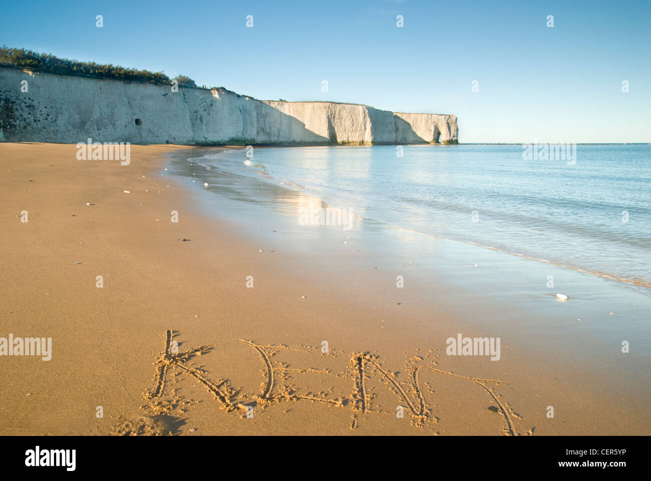 Una vista lungo la spiaggia verso un foro naturale in Chalk cliff Botany Bay sulla costa orientale del Kent. Foto Stock