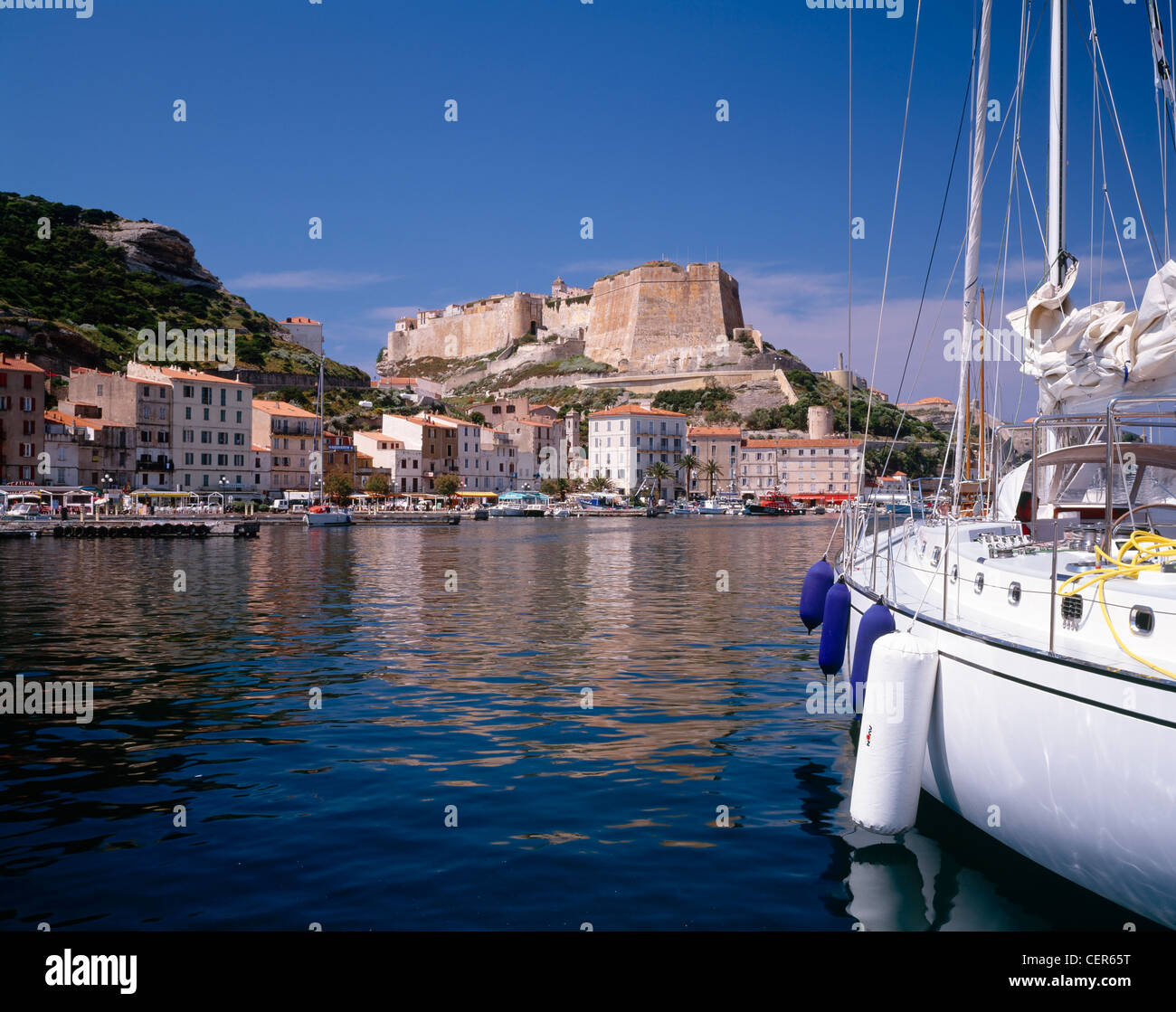 Bonifacio, Corse du Sud, Corsica, Francia. La haute ville e Bastione de l'Etendard dalla Marina. Foto Stock