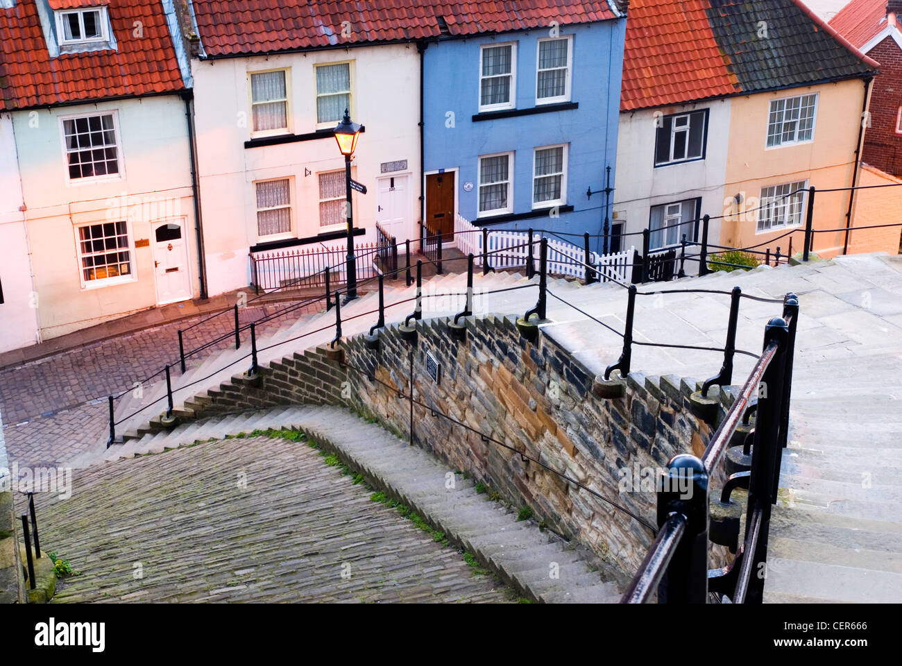 Il famoso 199 gradini che conducono in basso verso la città vecchia di Whitby. Foto Stock