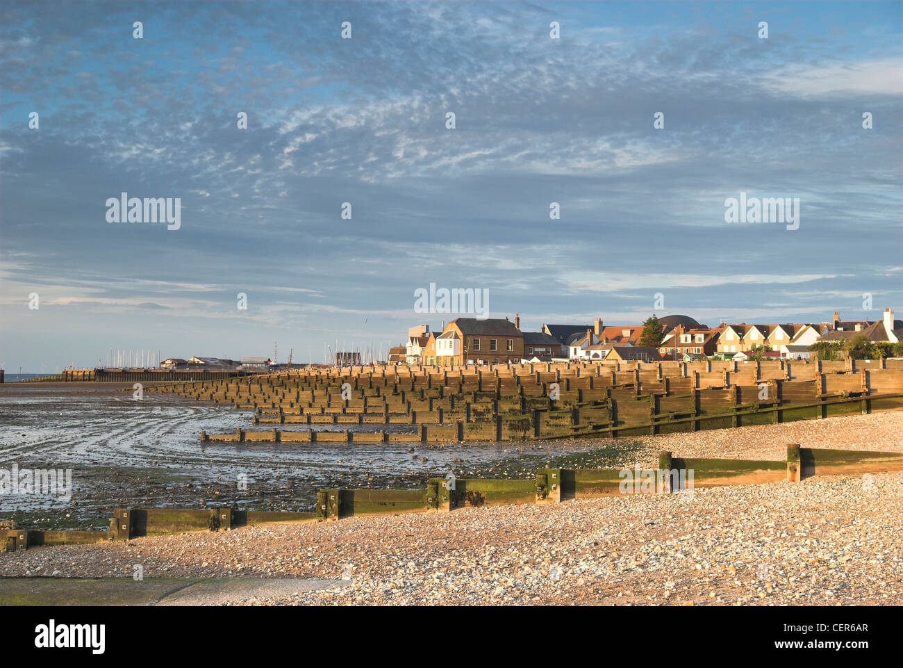 Una vista lungo la spiaggia a Whitstable in Kent. Foto Stock