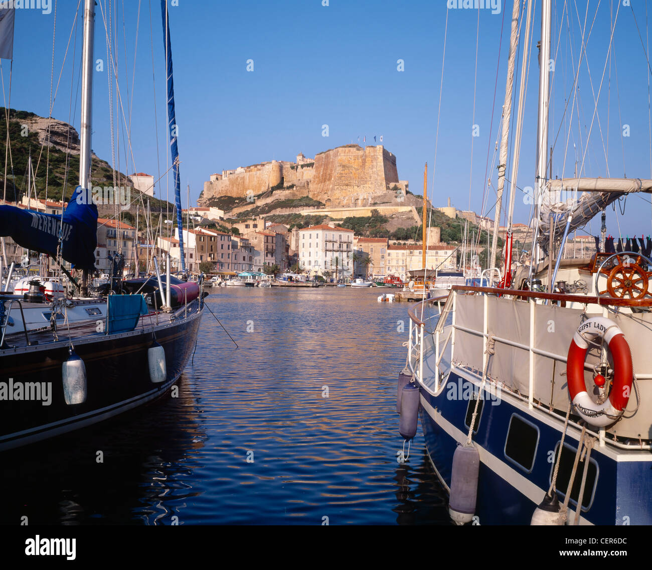 Bonifacio, Corse du Sud, Corsica, Francia. La haute ville e Bastione de l'Etendard dalla Marina. Foto Stock