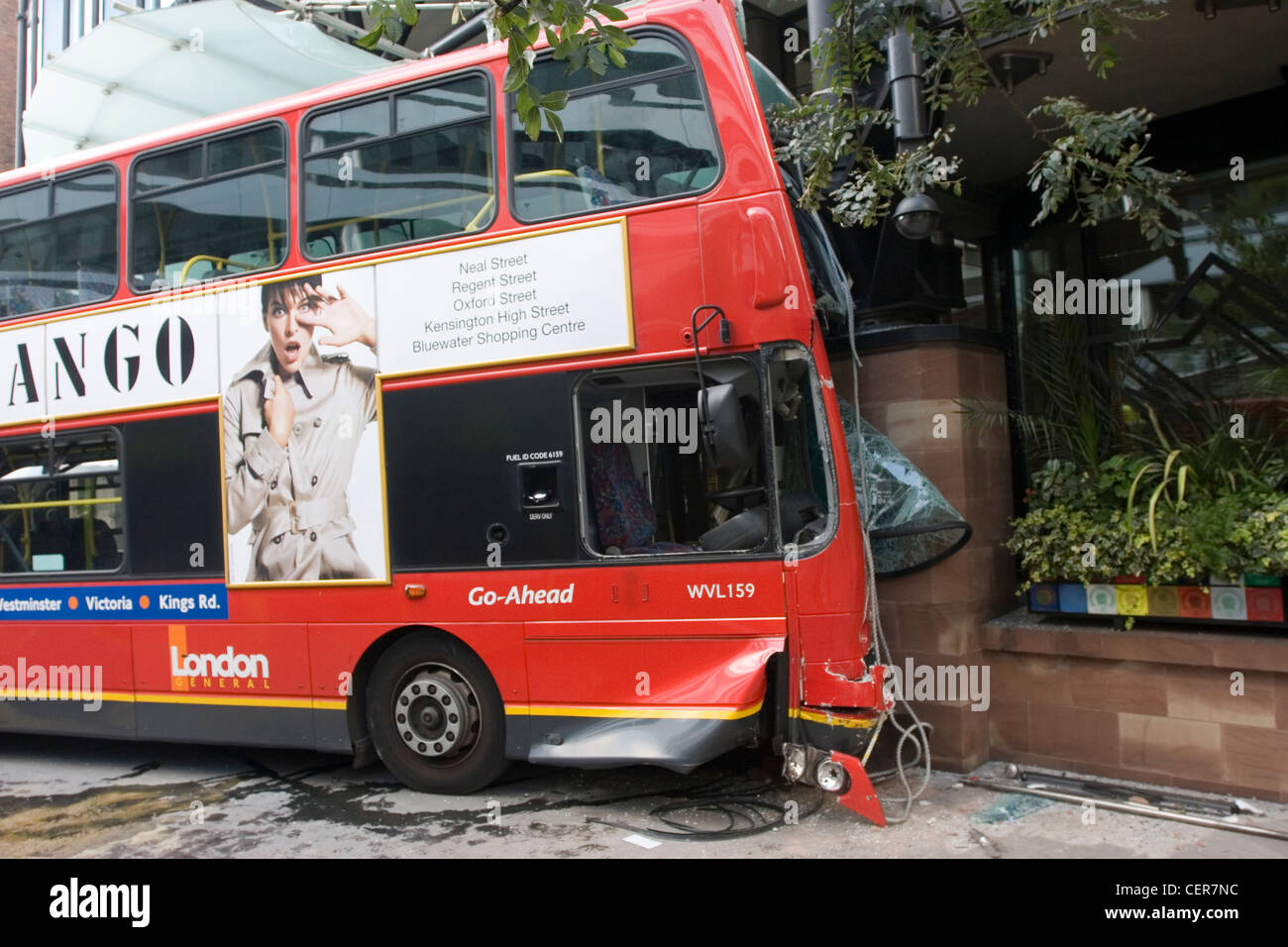 Crash di autobus vicino alla Cattedrale di San Paolo. Viaggiare a Londra rappresenta più di un terzo di tutti i viaggi del passeggero in Gran Bretagna su Foto Stock