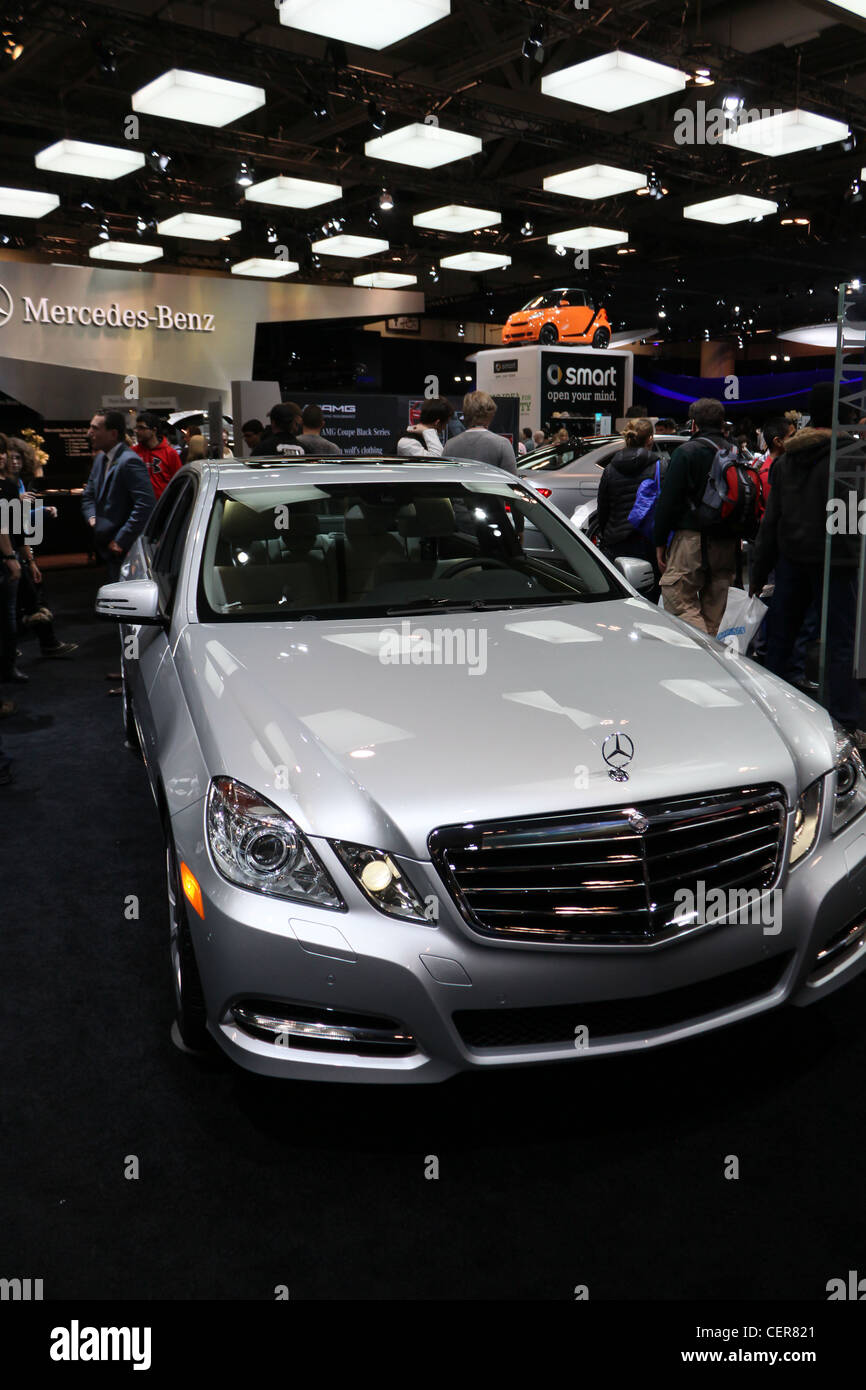 Argento mercedes benz luxury sport sedan Foto Stock