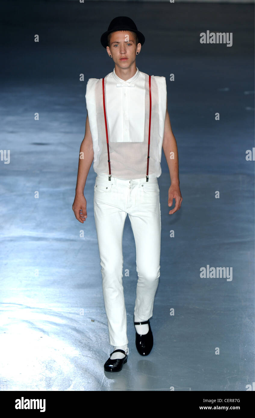 Christian Dior Paris Menswear S S modello maschile che indossa bianco  trasparente rosso camicia bretelle e strette bianco jeans nero scarpe Foto  stock - Alamy