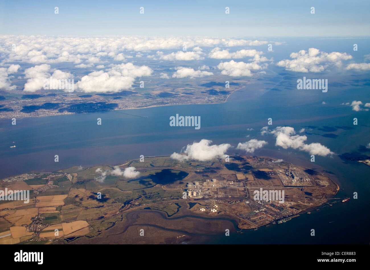 L'Isola di grano e la parte settentrionale del Kent costa visto da alta quota oltre l'estuario del Tamigi. Foto Stock