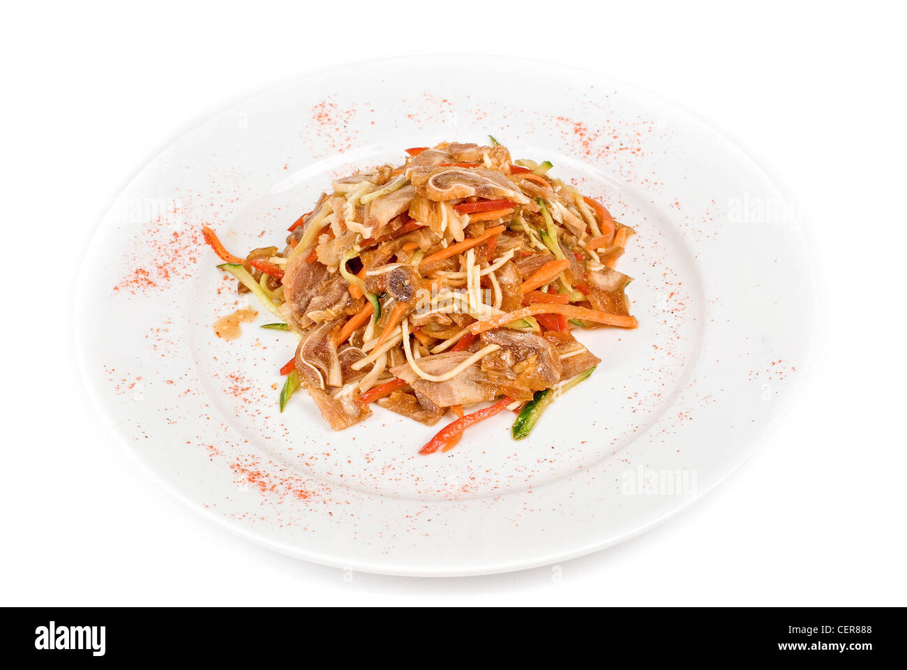 Insalata con orecchie di maiale con il sedano, la carota e il pepe, cetriolo e aglio Foto Stock