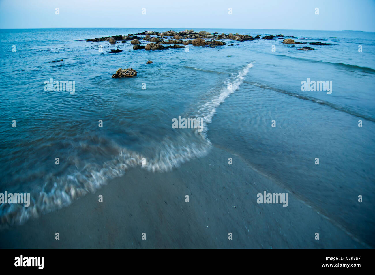 Onde e sulla costa dell'oceano atlantico nel Maine, Stati Uniti d'America Foto Stock