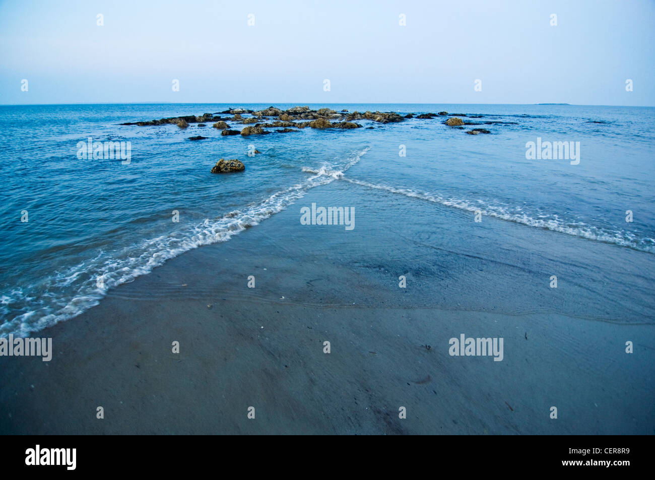 Onde e sulla costa dell'oceano atlantico nel Maine, Stati Uniti d'America Foto Stock