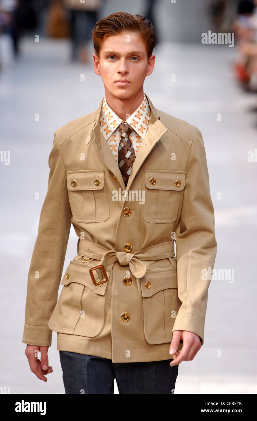 Burberry Milano Menswear S S Brown safari giacca di pelle con bottoni oro e  legare la cinghia Foto stock - Alamy