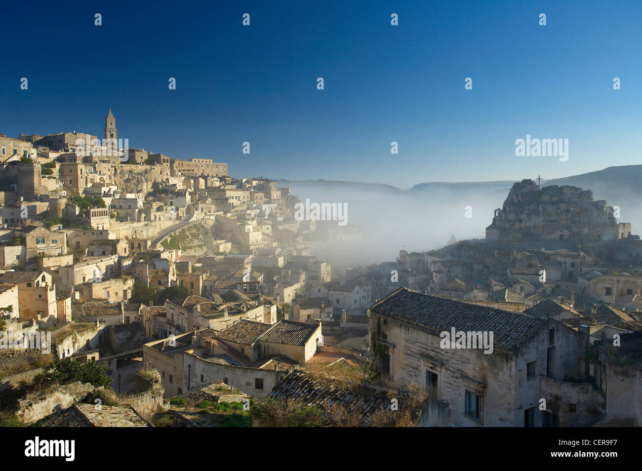 La nebbia di mattina turbinano intorno Matera (patrimonio mondiale dell'UNESCO), Basilicata, Italia Foto Stock