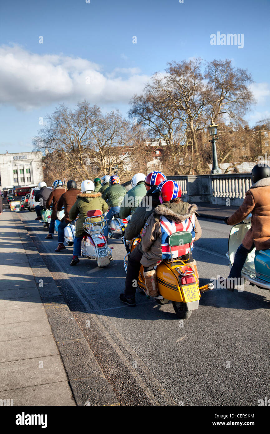 Gruppo di Lambrette drive su Richmond Bridge di Londra Foto Stock