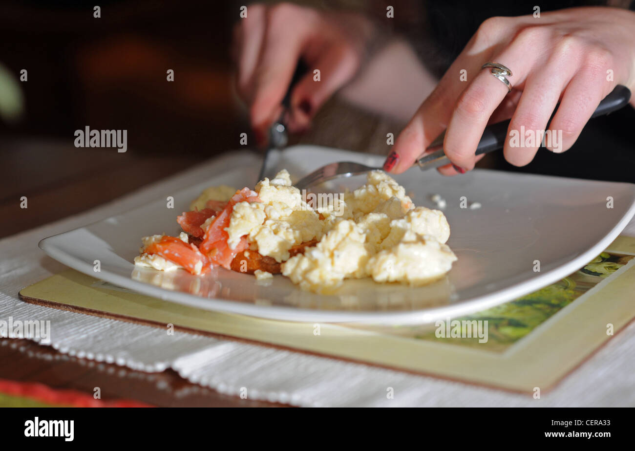 Uova strapazzate e salmone affumicato per la prima colazione Foto Stock