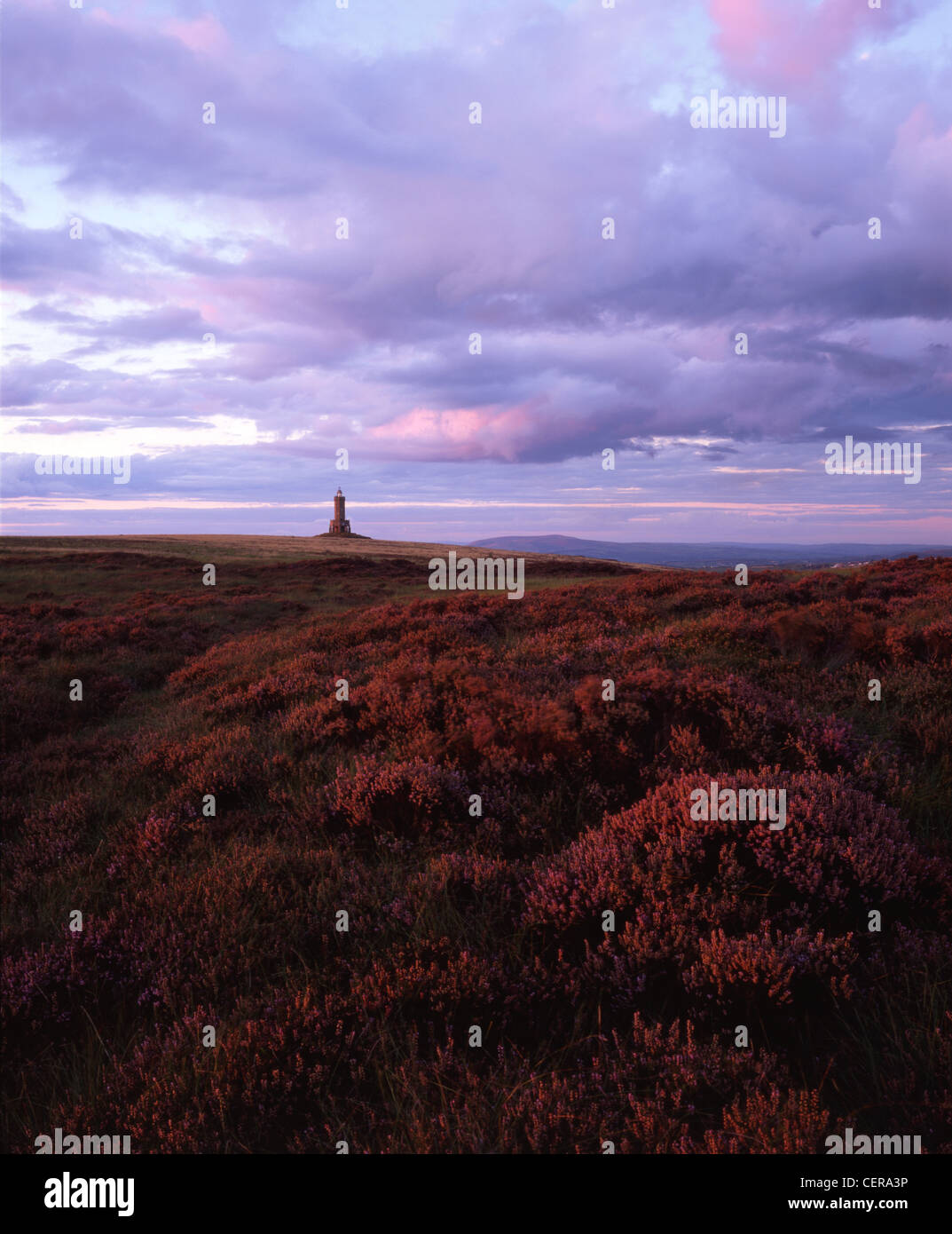 Ultima luce su Darwen Moor con torre giubilare in background. La torre fu costruita nel 1897-1898 per celebrare la regina Victoria's j Foto Stock