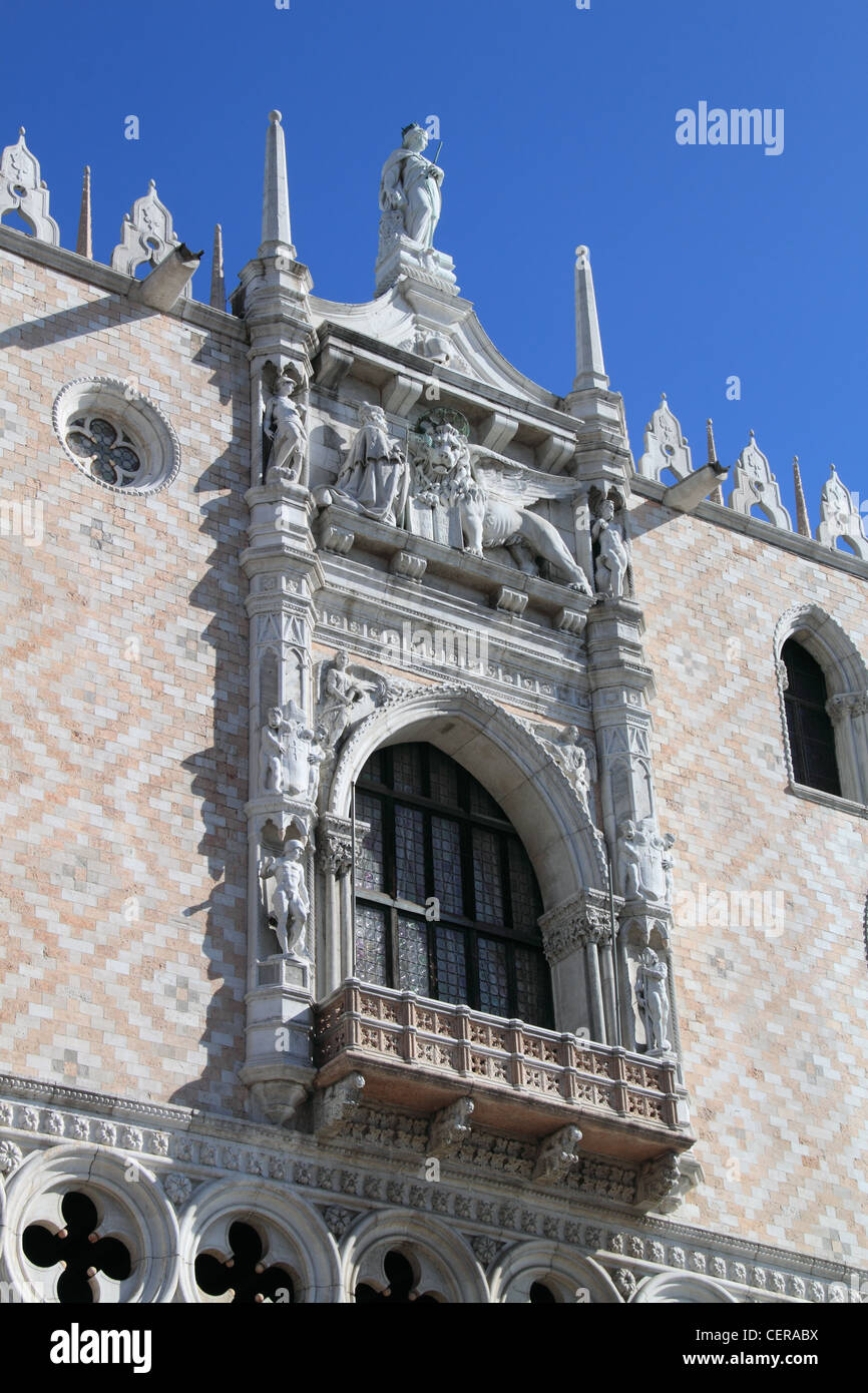 Finestra Dettagli sul Palazzo Ducale con il leone alato di San Marco, Piazza San Marco, Venezia, Veneto, Italia, Mare Adriatico, Europa Foto Stock