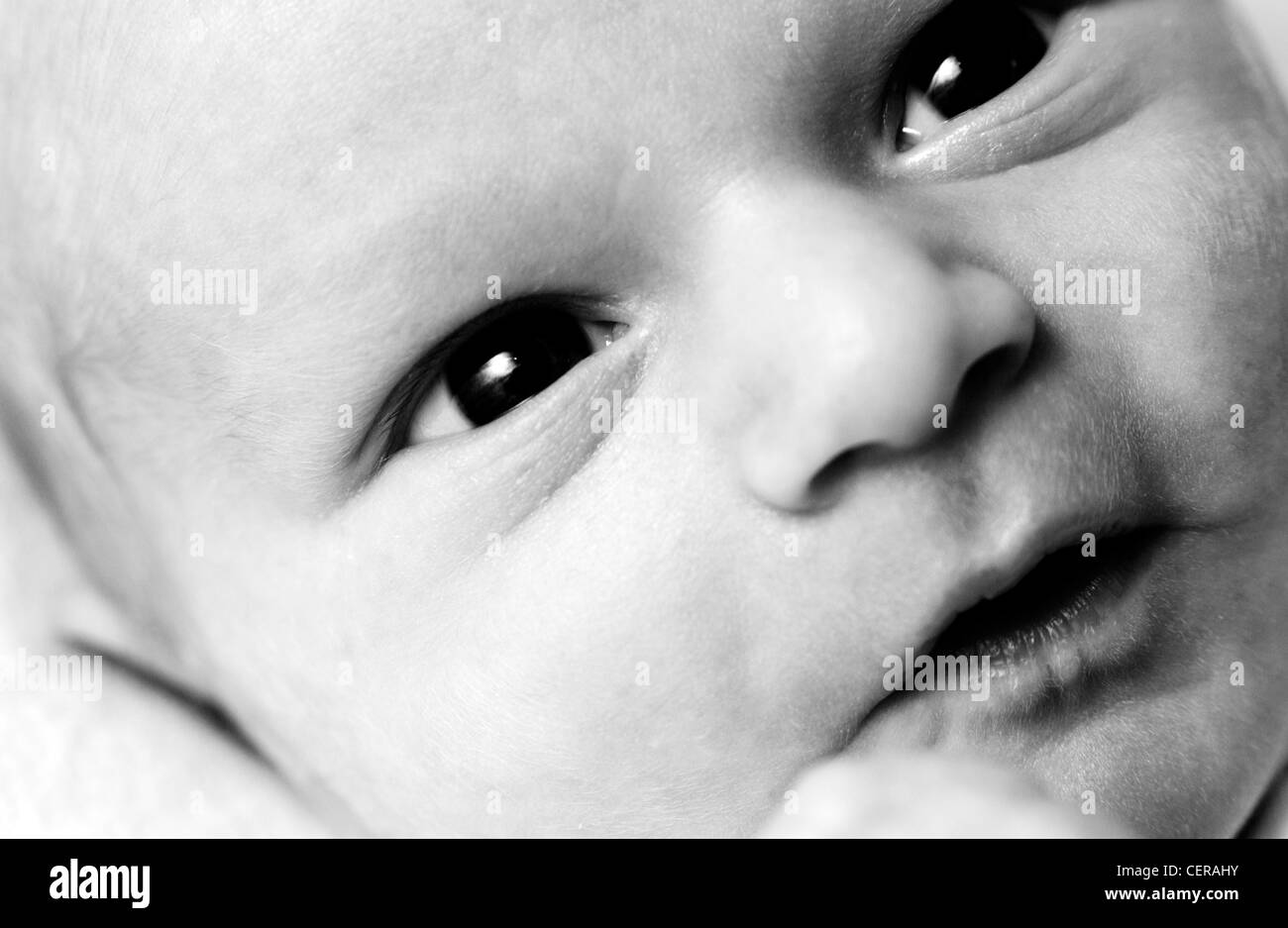 Immagine ritagliata di new born baby, testa inclinata e guardando la telecamera del passato, labbra oltre Foto Stock