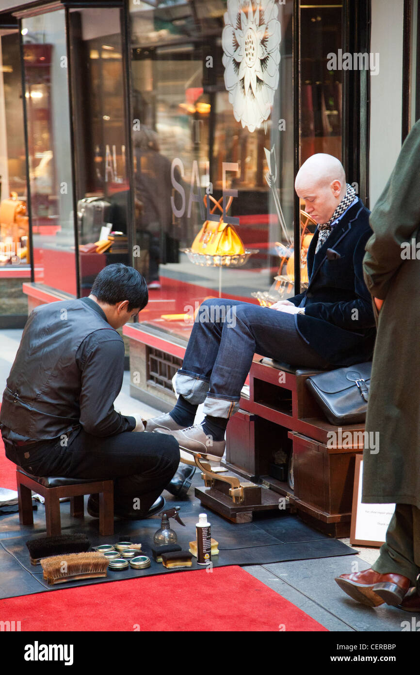 Burlington Arcade in Piccadilly Uomo avente le sue scarpe lucide Foto stock Alamy