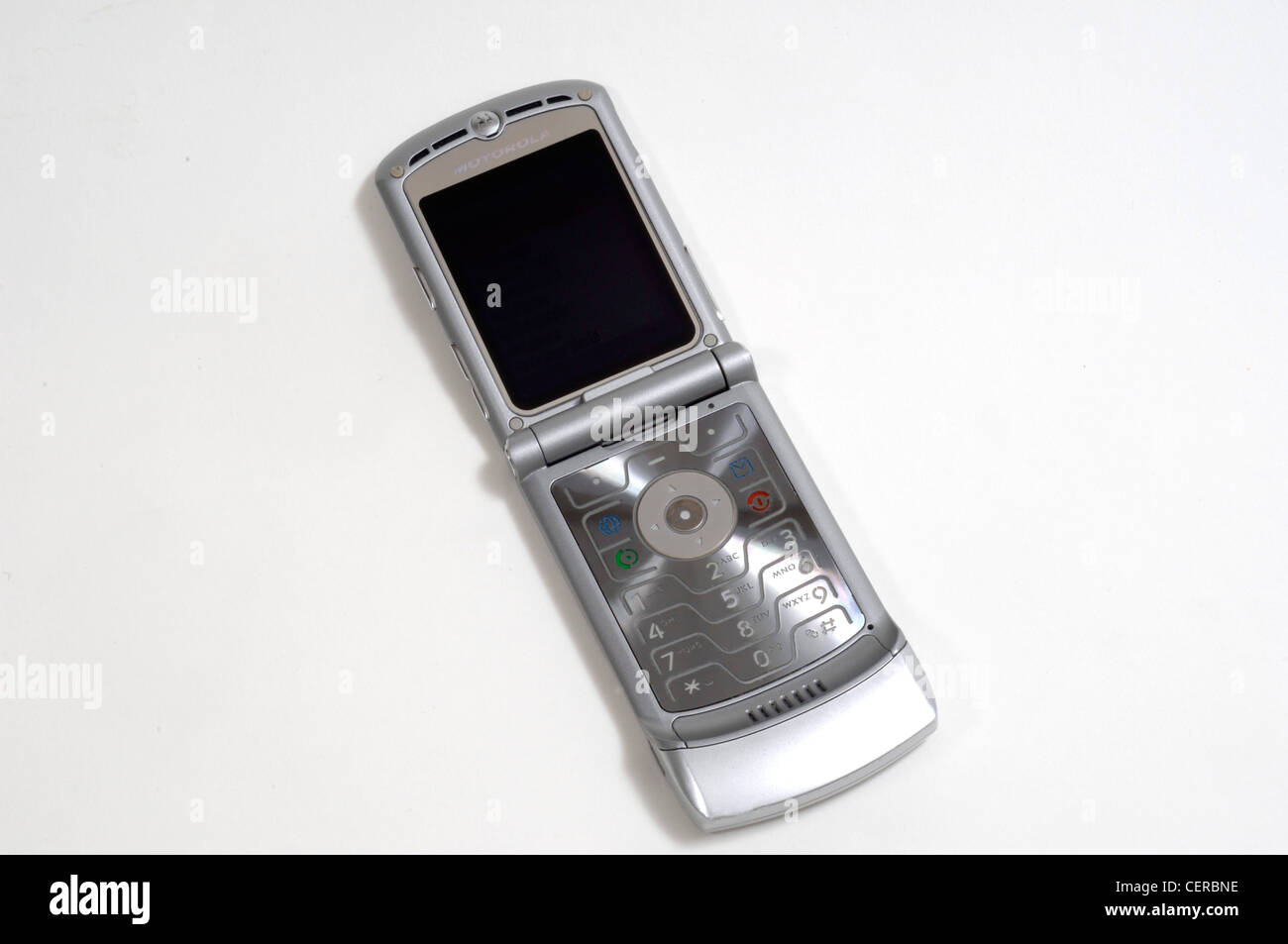 Un argento Rasor Motorola Flip phone giacente aperta Foto Stock