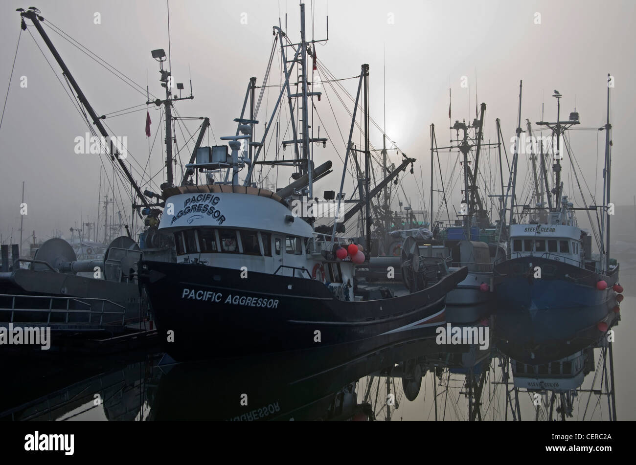 Fishboats in un porto di nebbia Foto Stock
