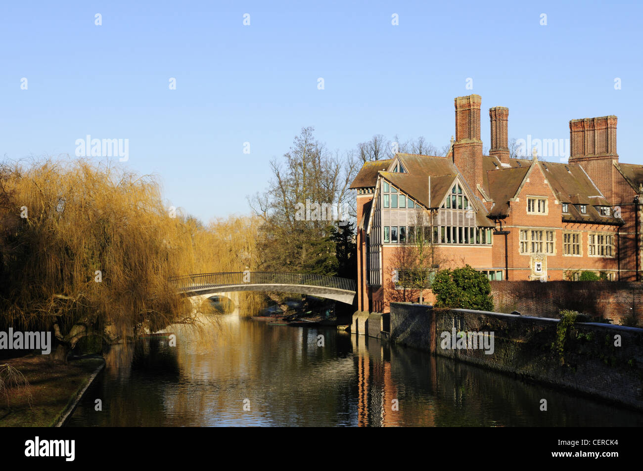 La libreria Jerwood al Trinity College Hall dal fiume Cam in inverno. Foto Stock