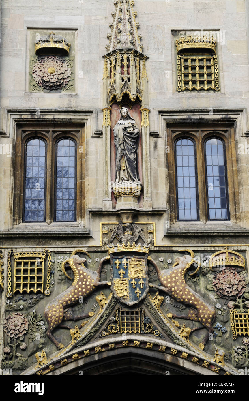 Dettaglio del Cristo College del XVI secolo gatehouse con lo stemma della signora Beaufort. Foto Stock