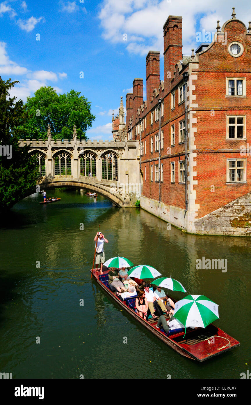 Turisti che si godono un viaggio lungo il fiume Cam dal Ponte dei Sospiri in un punt a St Johns College. Foto Stock