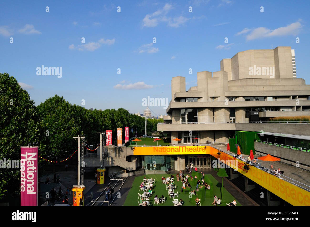 Persone rilassante nella piazza del teatro al di fuori del Teatro Nazionale sulla banca del sud. Foto Stock