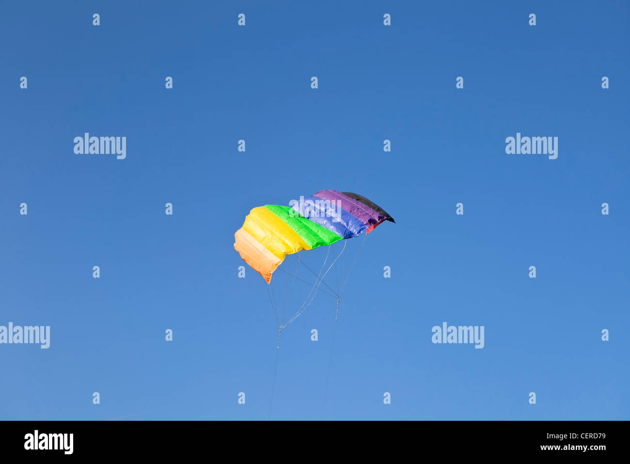 Aquiloni contro il cielo blu Foto Stock