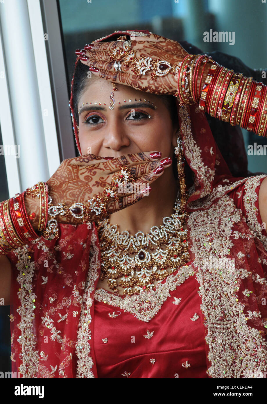 Giovani indiani ballerino in costume nuziale e squisiti gioielli di eseguire la danza nuziale con i suoi occhi che mostra i gesti di romanticismo. Foto Stock