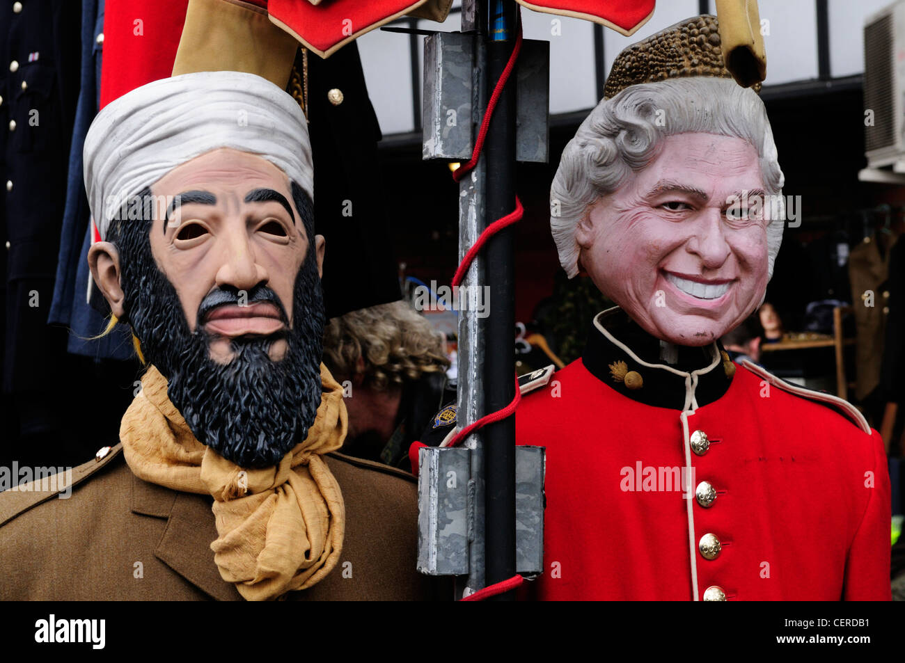 Manichini vestiti come Osama bin Laden e la regina su una fase di stallo nel mercato di Portobello Road. Foto Stock