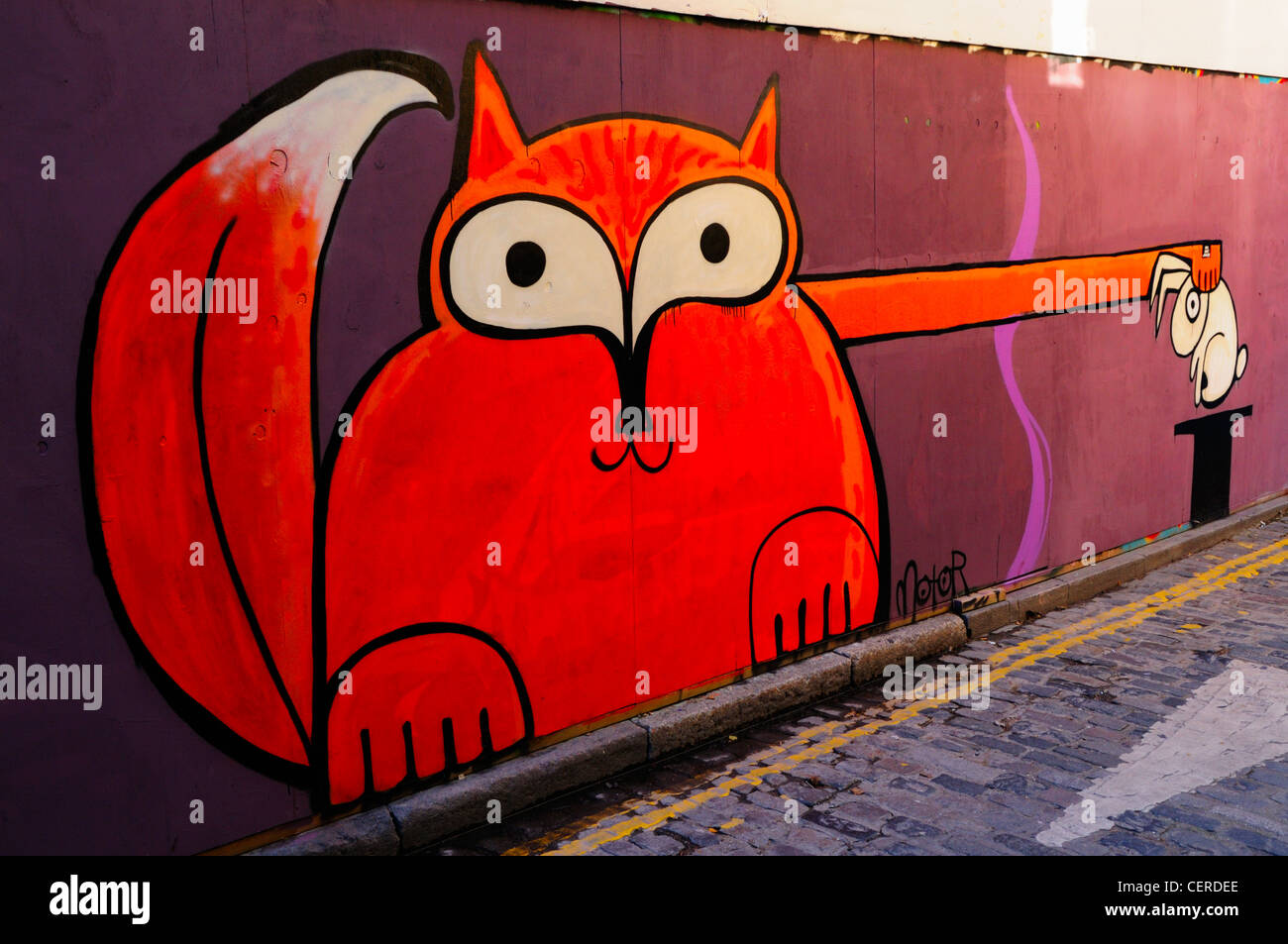Murale di strada appena fuori la Brick Lane raffigurante una volpe tirando un coniglio da un cappello. Foto Stock