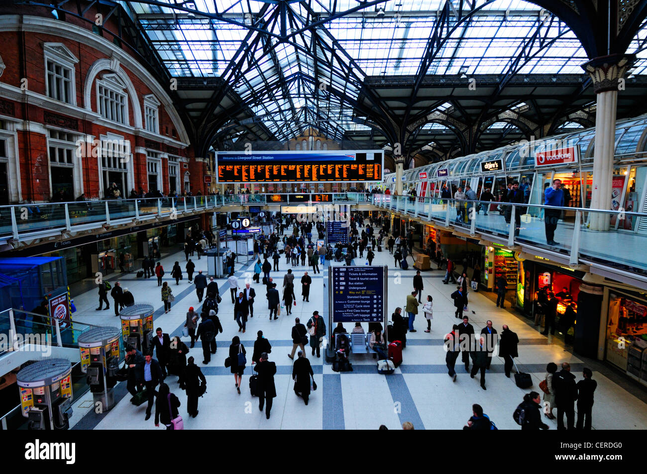 Atrio di occupato all'interno della stazione di Liverpool Street. Foto Stock