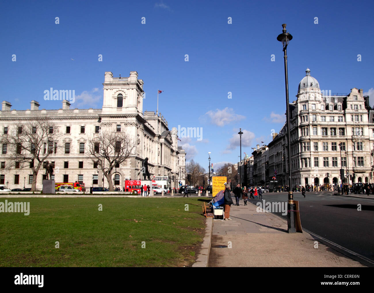 La piazza del Parlamento Westminster London tesoro edificio sulla sinistra Foto Stock