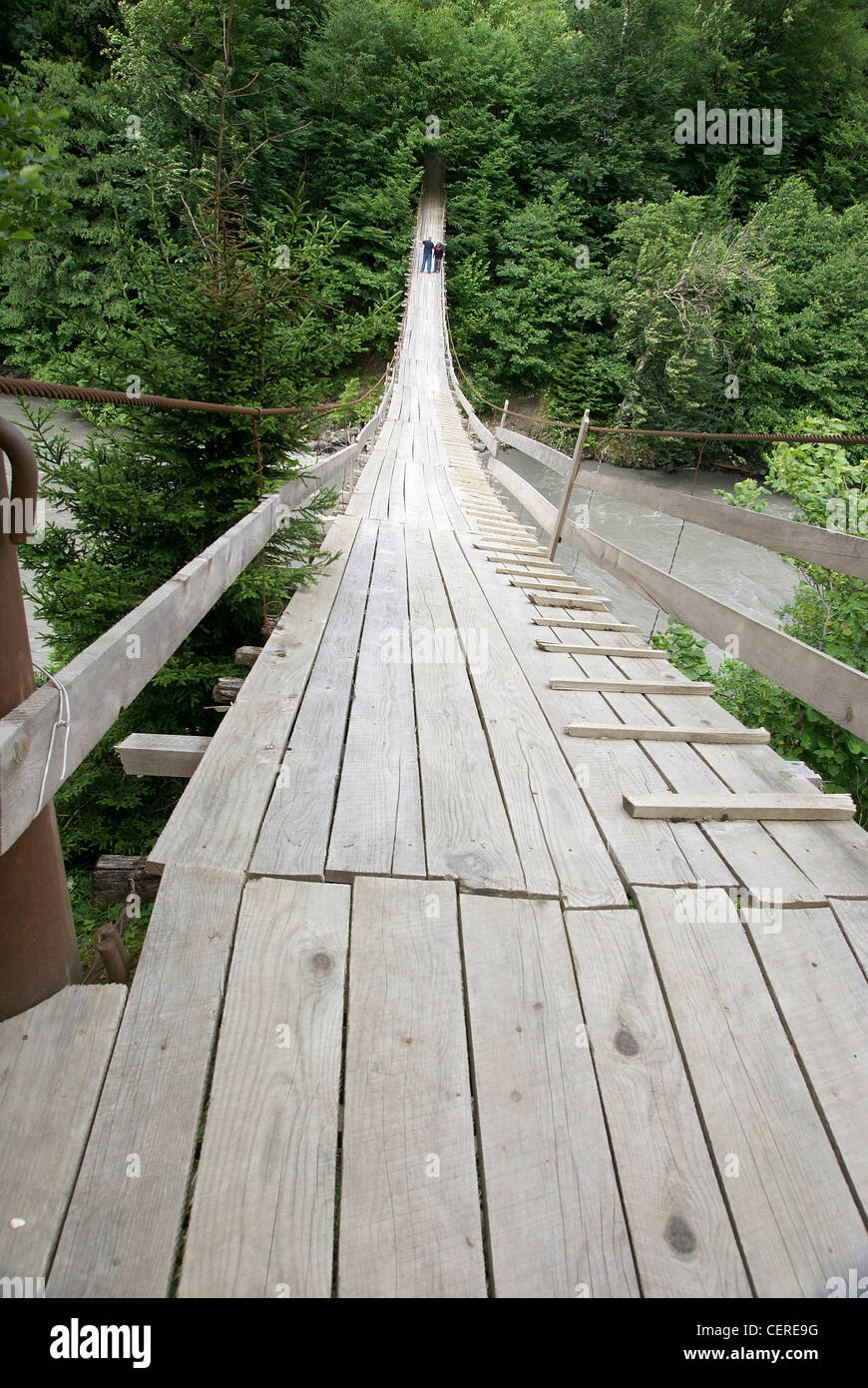 La Georgia, regione di Svaneti, l'Inguri (Enguri) fiume un ponte di legno Foto Stock