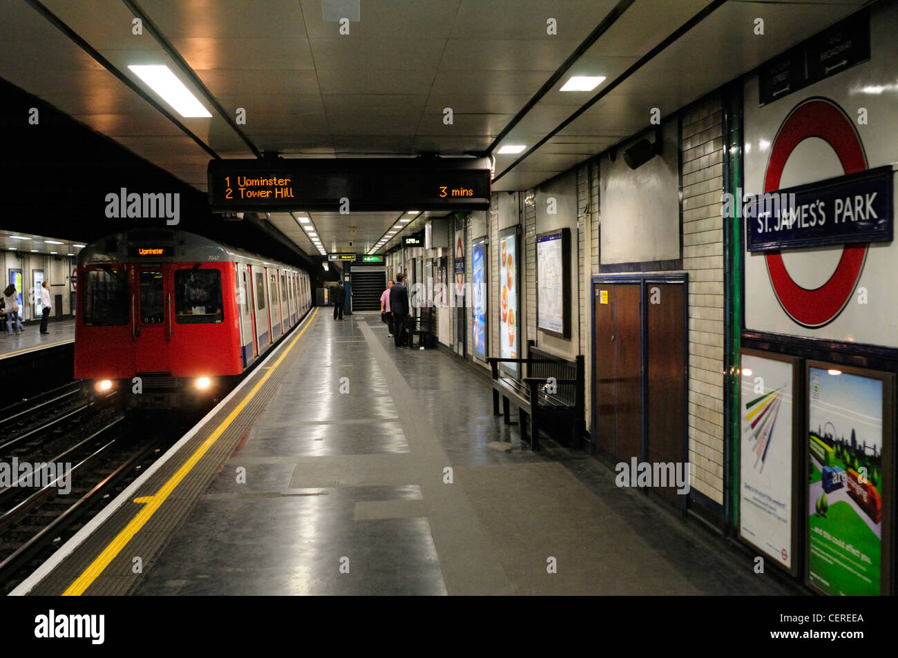 La District Line della metropolitana fino arrivare a St James Park stazione della metropolitana. Foto Stock