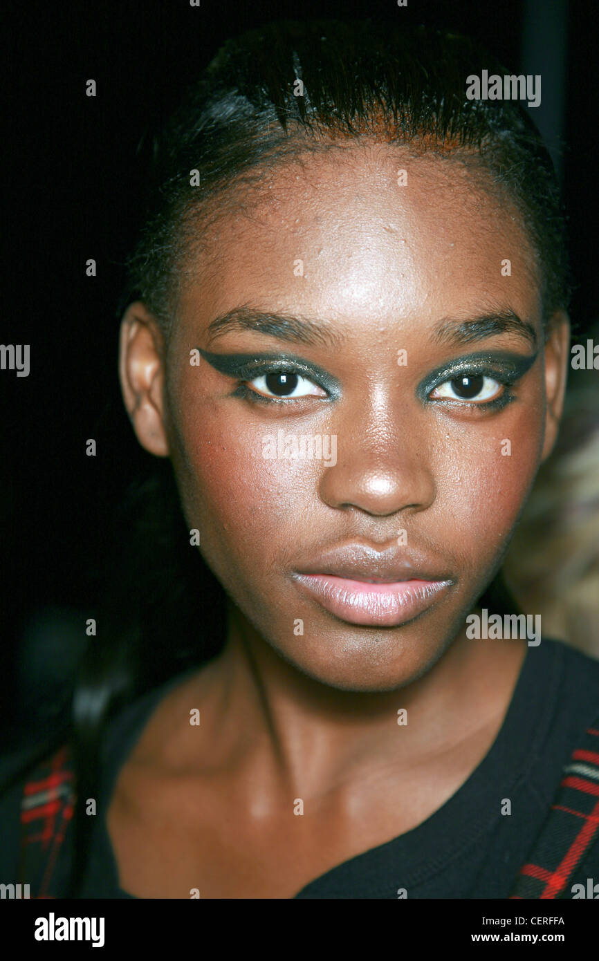 Il backstage di Diesel New York Autunno Inverno modello Dark antracite glittery ombretto in linea spessa spazzare per scorrere all'esterno Foto Stock