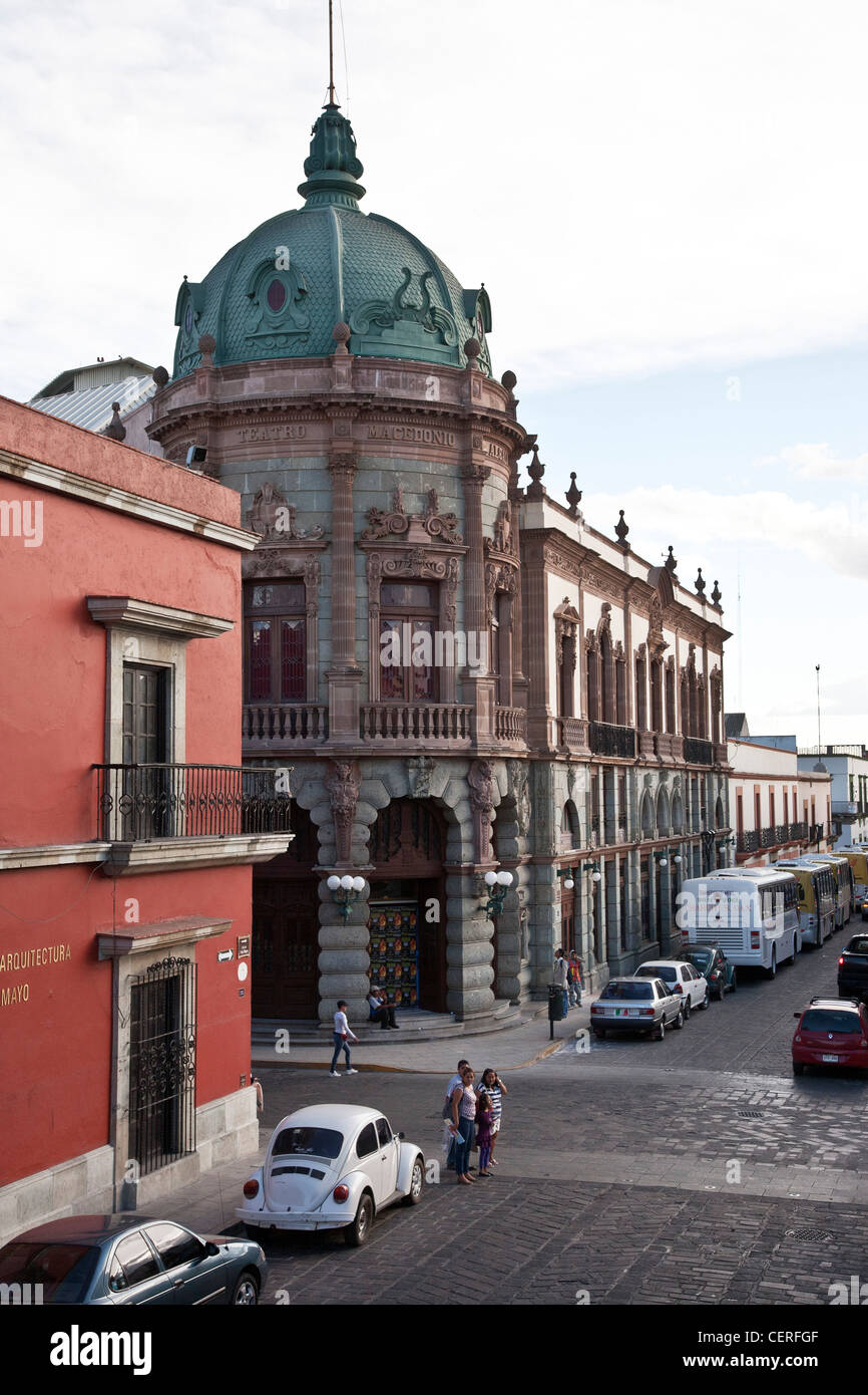 Storico in pietra francese floride stile Beaux Arts Teatro Macedonio Alcala theatre visto da Calle Cinqo de Mayo di Oaxaca Messico Foto Stock