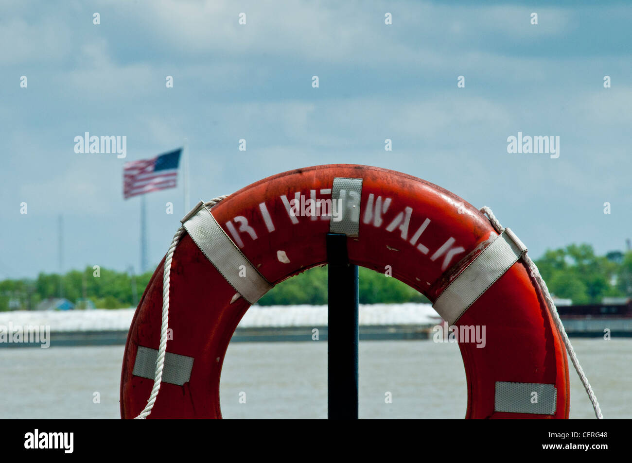 Una vita-bouy sulla sponda di un fiume lungo il fiume Mississippi in New Orleans Foto Stock