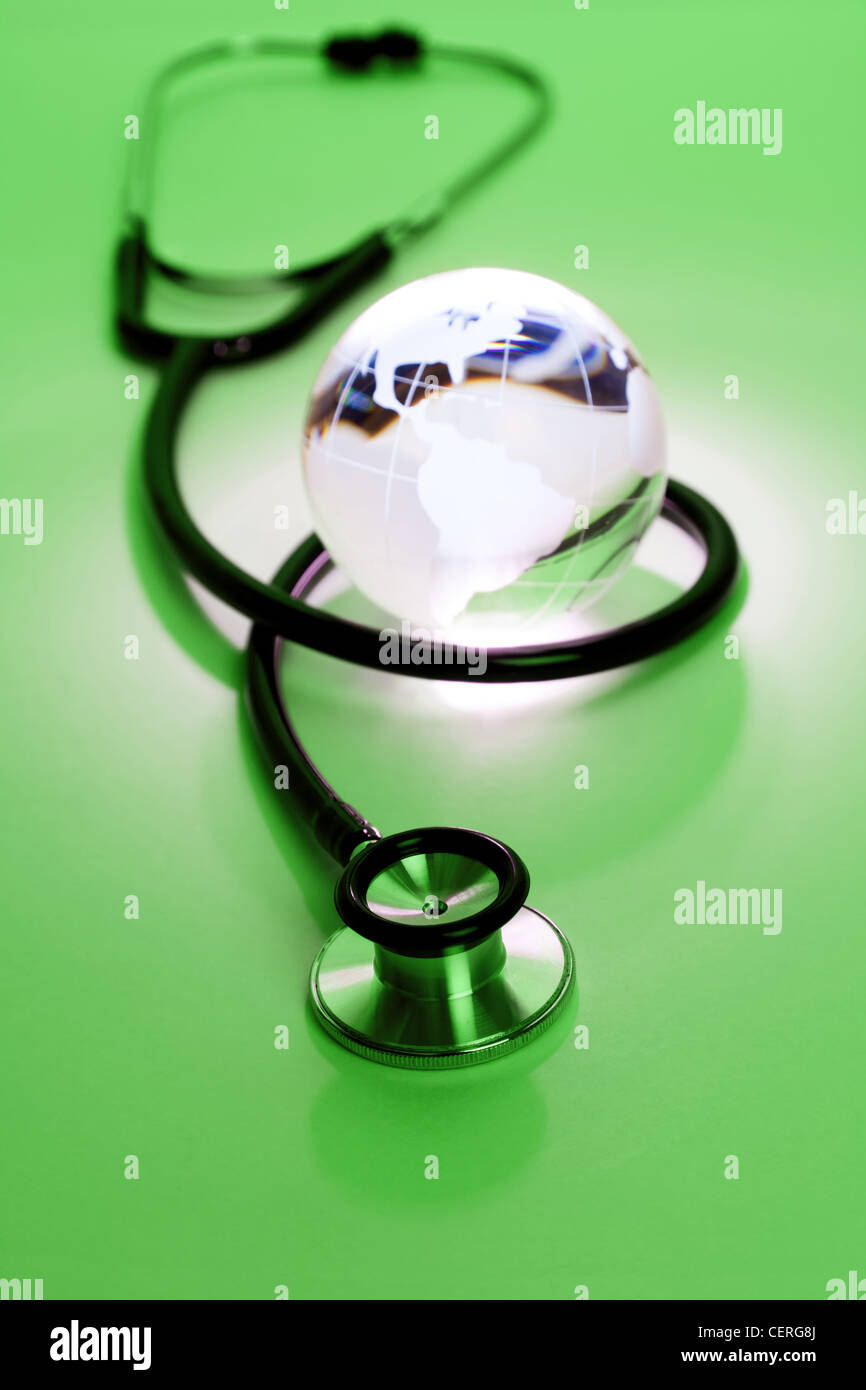Lo stetoscopio e il Globe, il concetto di problemi nel mondo Foto Stock