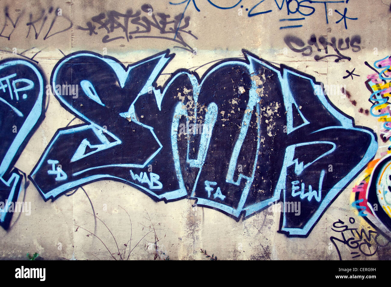 Arte dei graffiti su un muro di concerto di una quantità eccessiva di detriti abbandonati street car sottopassaggio ora utilizzato da persone senza dimora a Washington DC Foto Stock