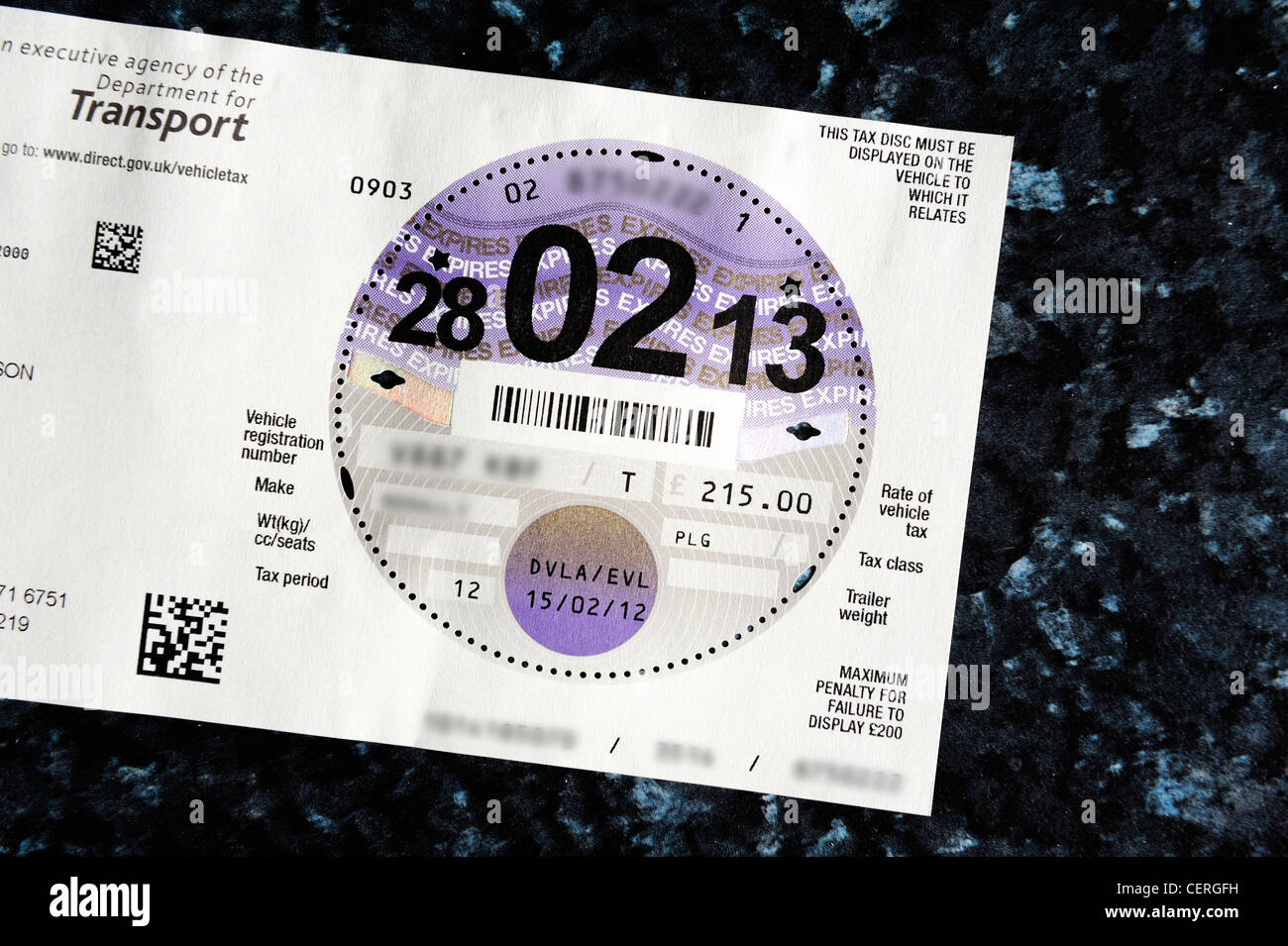 Regno Unito auto disco fiscale scade il 28 febbraio 2013 Inghilterra informazioni veicolo sfocata digitalmente Foto Stock