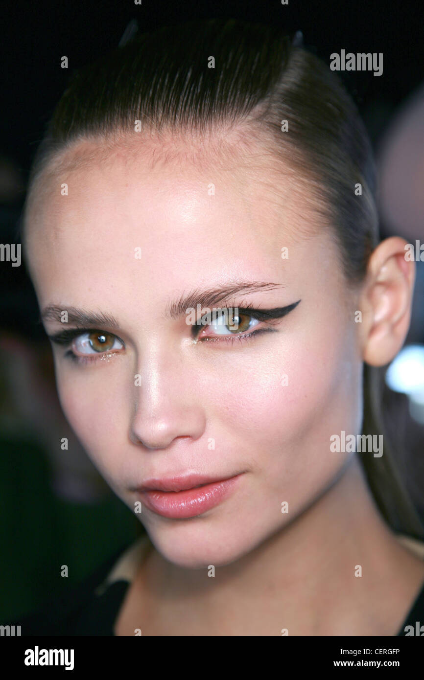 Il backstage di Diesel New York Autunno Inverno modello eyeliner nero in linea spessa ampie per dare un colpetto all'angolo dell'occhio, piccole flick su Foto Stock