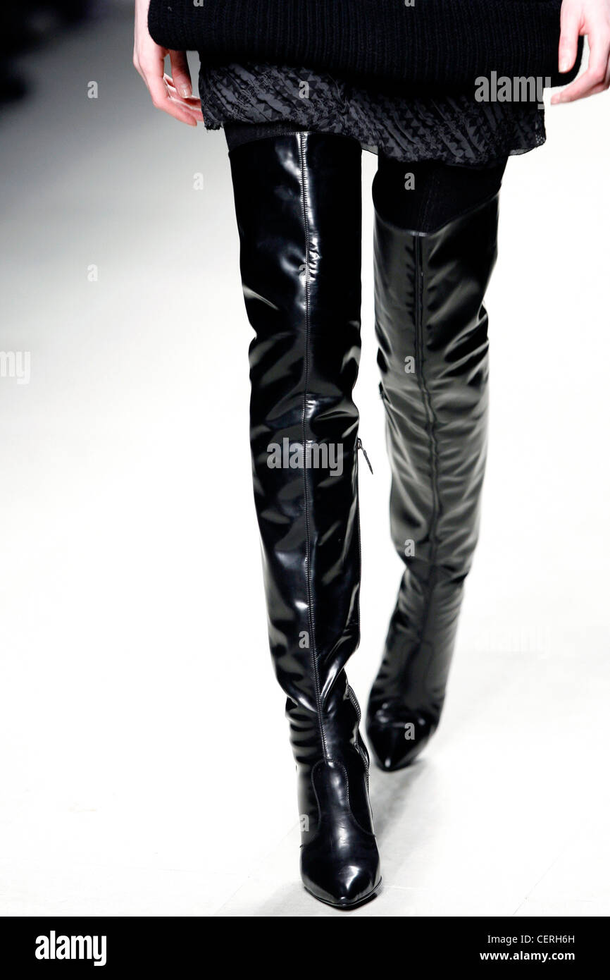 Burberry Milano Accessori Autunno Inverno nero cuoio coscia stivali alti  Foto stock - Alamy
