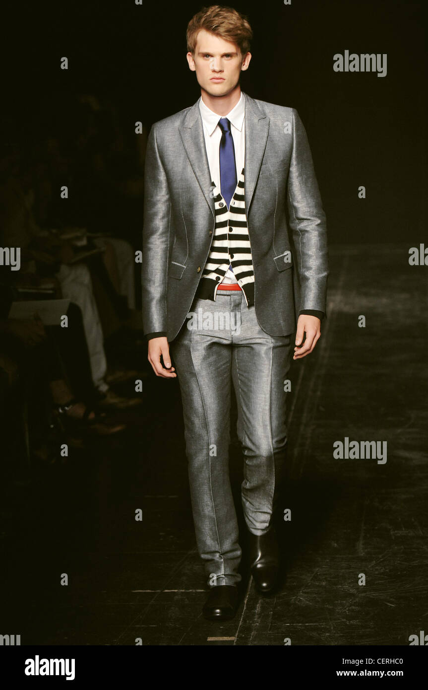 Sonia Rykiel Paris Menswear Primavera Estate modello indossa una camicia  bianca e cravatta blu bianco e nero cardigan sotto giacca grigia Foto stock  - Alamy