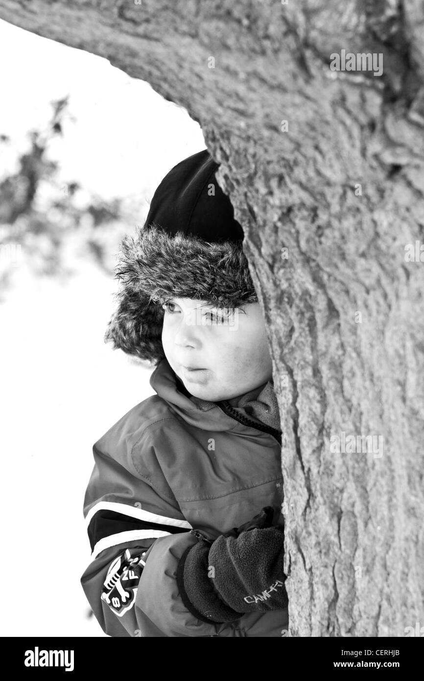 Little Boy giocare nella neve Foto Stock