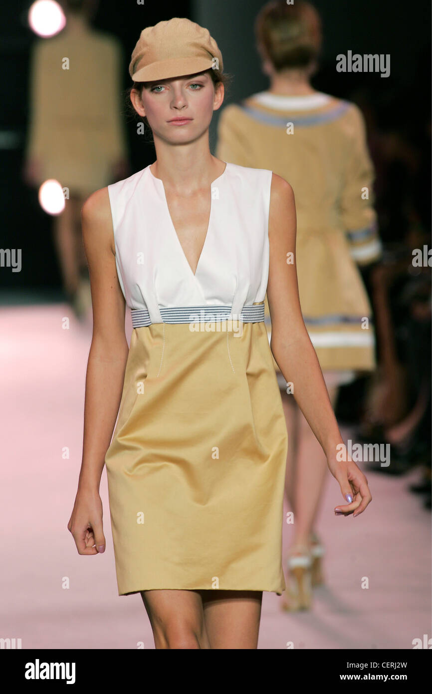Nina Ricci Parigi pronto a indossare S S Modello Luca Gadjus indossando marrone chiaro berretto abito senza maniche top bianco, tondo collo a V Foto Stock