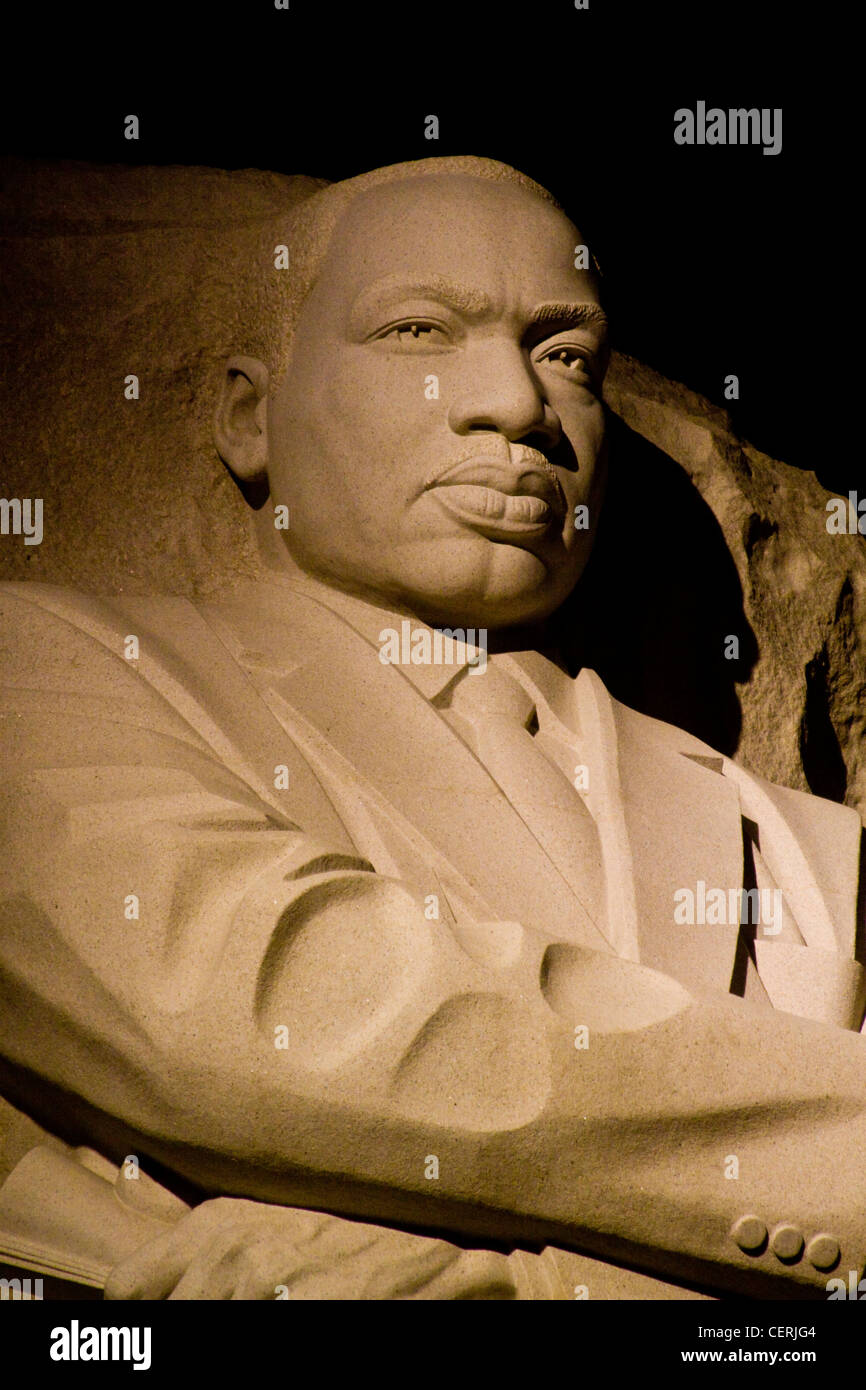 La fotografia notturna della pietra di speranza di una statua in granito di Martin Luther King Jr Memorial dal maestro scultore cinese Lei Yixin Foto Stock
