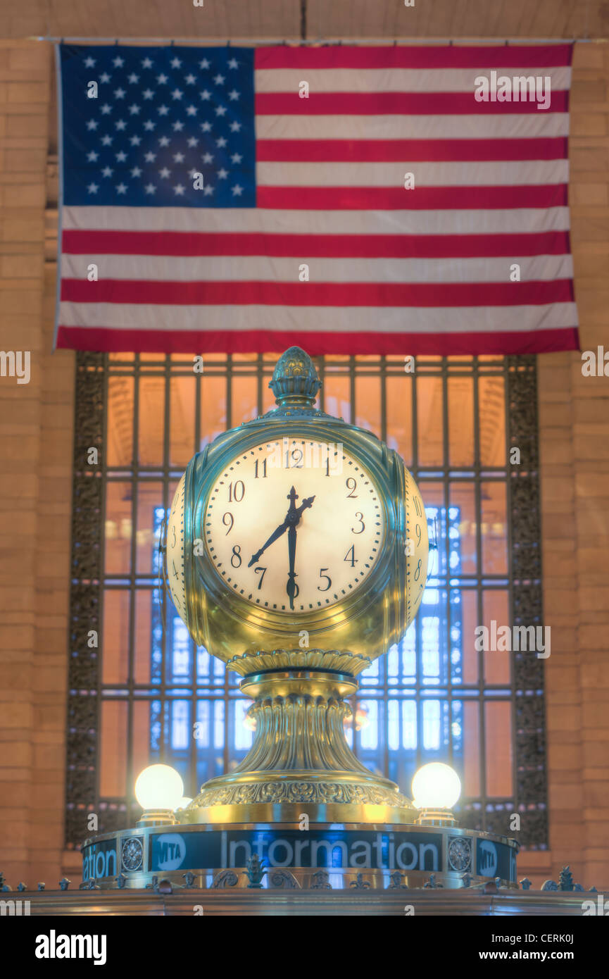 L'orologio sulla parte superiore delle informazioni stand nell'atrio principale del Grand Central Terminal di New York City. Foto Stock