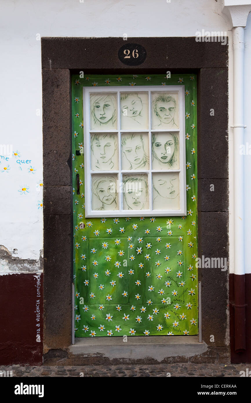 26 Contra a Violencia domestica zona Historica do Funchal Portas com Arte Doors with Art in Funchal, Madeira, Portugal. Foto Stock